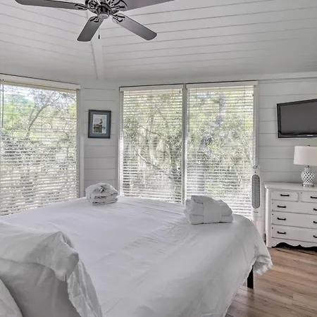 Luxe Treetop Escape With Fire Pit And Ocean Views!
